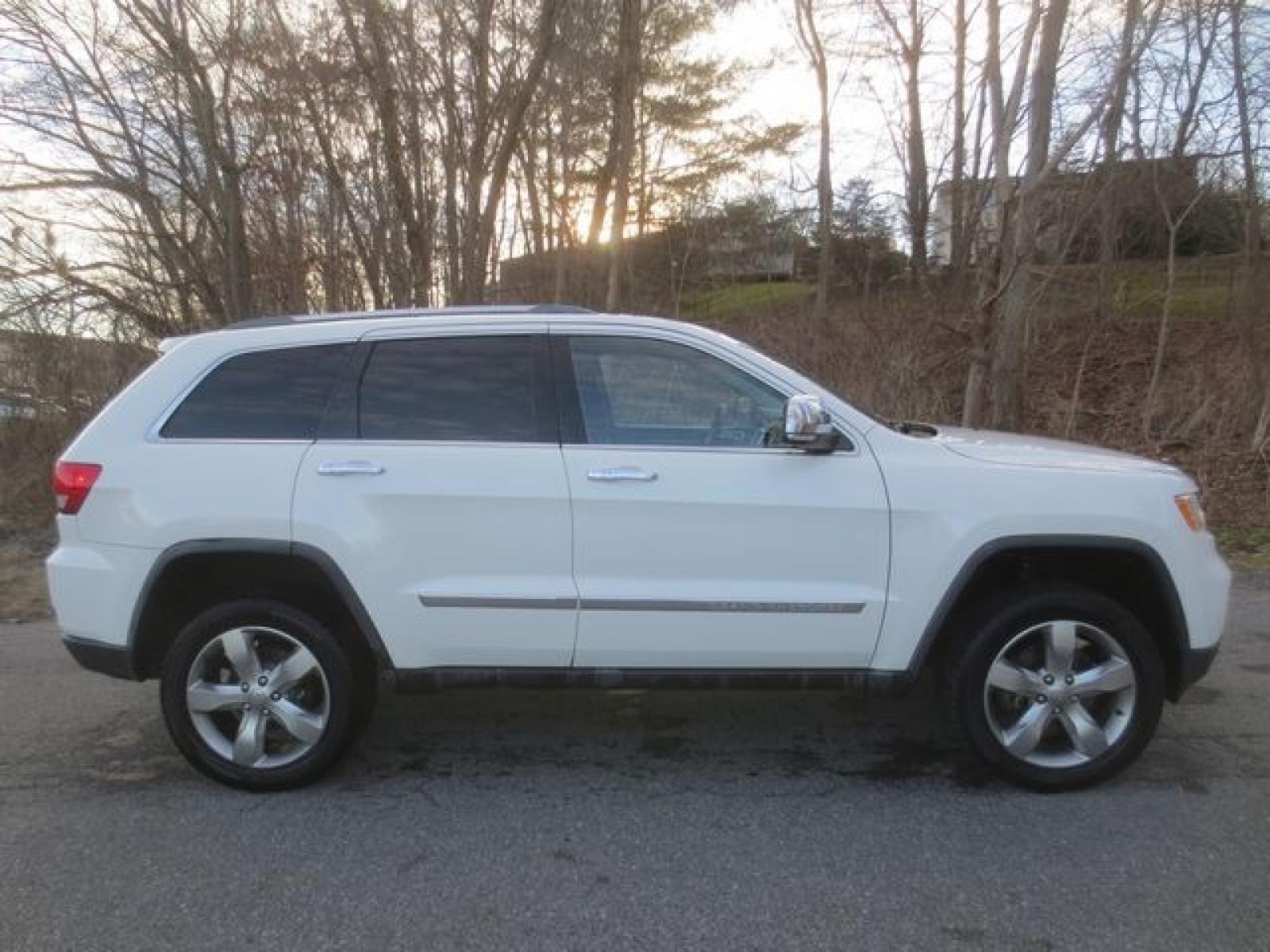 2011 White /Black Jeep Grand Cherokee Overland (1J4RR6GT1BC) with an 5.7L v8 engine, Automatic transmission, located at 270 US Route 6, Mahopac, NY, 10541, (845) 621-0895, 41.349022, -73.755280 - Photo #12